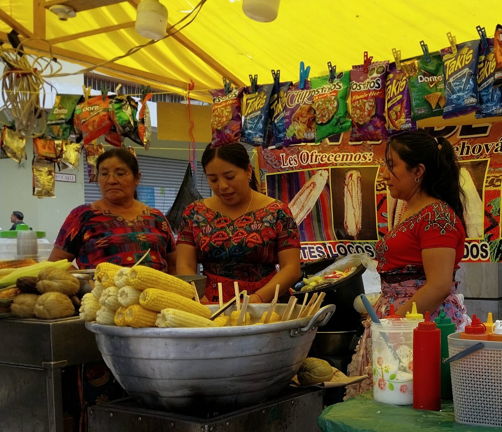  En la caminata del 1 de mayo se observó a decenas de trabajadores que sobreviven en la economía informal. Foto Jasmin López 